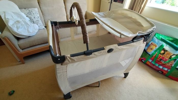 Travel cot with bassinet