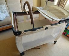 Travel cot with bassinet