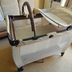 Travel cot with bassinet