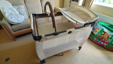 Travel cot with bassinet