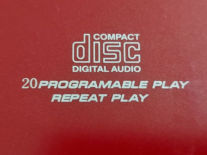 Bench Portable CD Player with Radio, Model KH222, Red, in new condition and working great