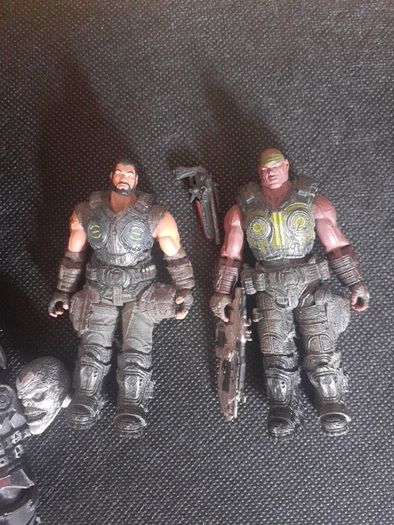 Assorted Gears of war action figures