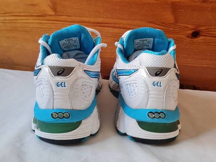 Asics gel kayano 18 sky blue/white Size 6.5 eu 40 in like new condition
