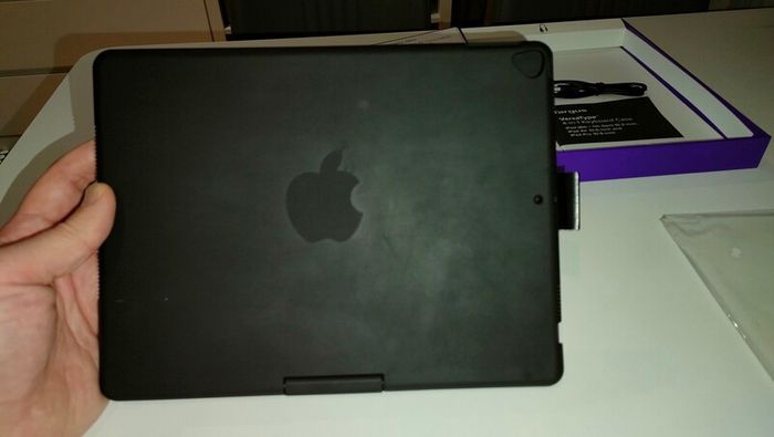 Targus Versatype 4-in-1 Keyboard Case for iPad 8th/7th gen 10.2 inch also fits iPad Air 10.5 inch and iPad Pro 10.5 inch - Used, in very good condition.