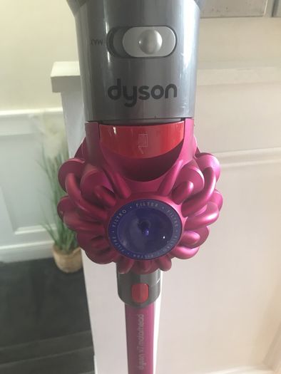 Dyson V7