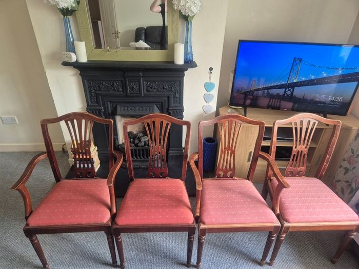 4 matching kitchen chairs