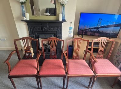 4 matching kitchen chairs