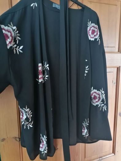 lovely light kimono also has a belt to wear has a wrap style top 14/16