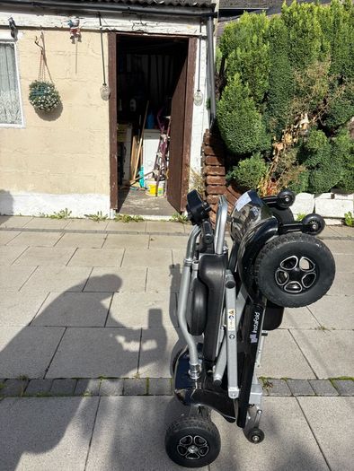 Electric folding mobility scooter