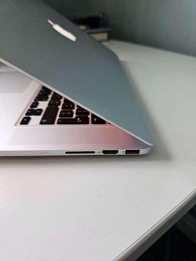 15" MacBook Pro 2015 with i7 & R9