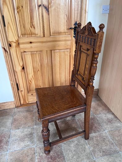 A charming pair of late Victorian carved oak Hall chairs richly modelled,  Cirka 1890's.