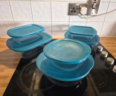 Set of six Pyrex dishes with lids