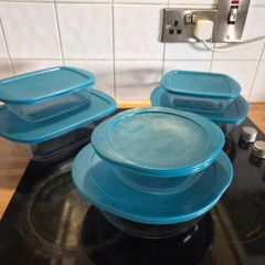 Set of six Pyrex dishes with lids