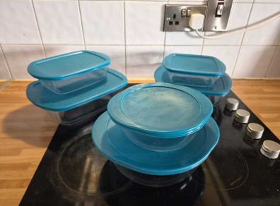 Set of six Pyrex dishes with lids