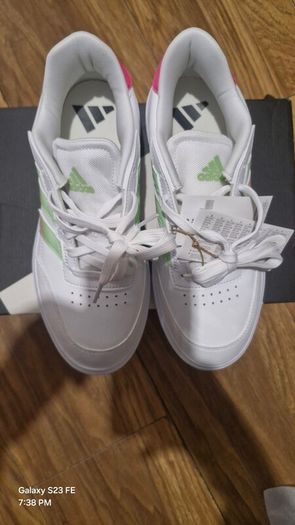 Genuine adidas Womens Courtblock runners size 6 new