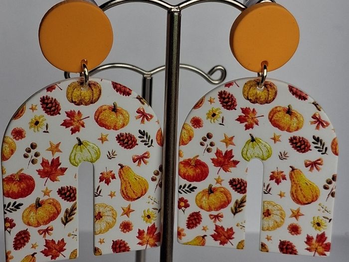 Autumnl Fever Leaf & Pumpkin Motif N Shape Clay Earrings