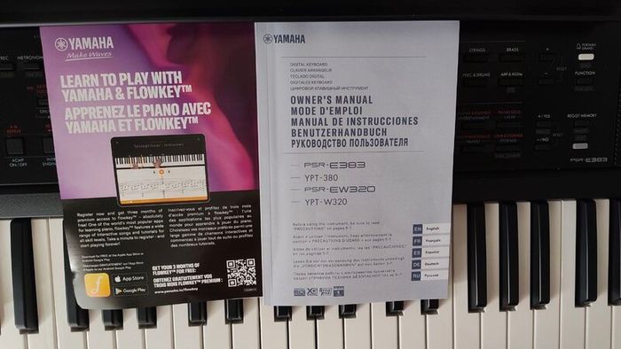 Yamaha PSR-E383 Keyboard + Stand