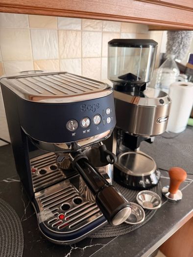 Sage Bambino Espresso Machine (Navy Blue) & De'Longhi Dedica Grinder Set