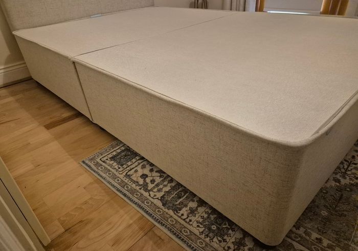 Respa small double 4ft divan bed in cream - perfect condition