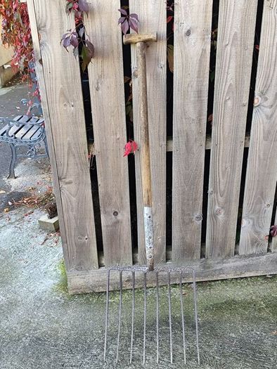 8 tine silage or stable fork,40in handle and 16inch width, hard to get this quality steel nowadays, could be 40-50 years old
