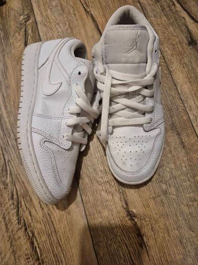 womens Nike air Jordans white