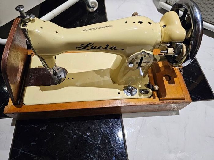 Lucia sewing machine