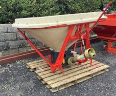 6 Fertiliser Spreaders See Pictures