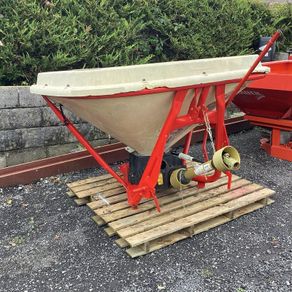 6 Fertiliser Spreaders See Pictures