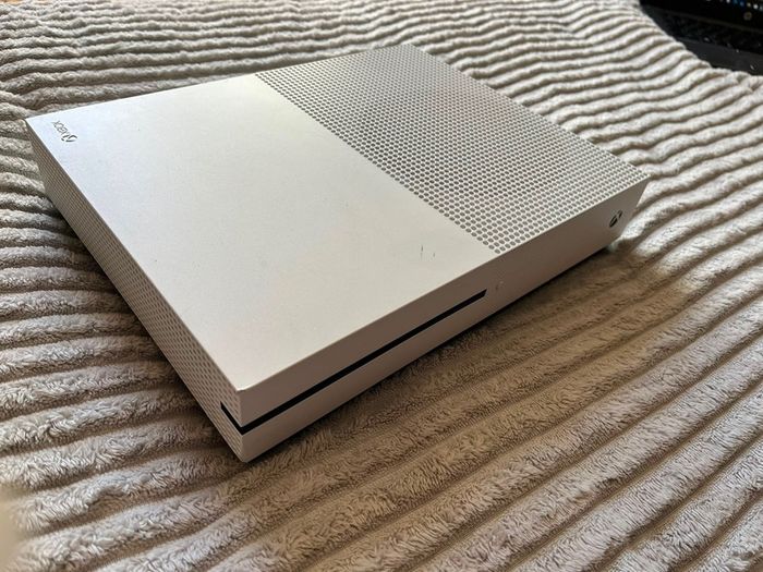 Xbox One S 1TB + 2 Games + Controller