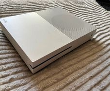 Xbox One S 1TB + 2 Games + Controller