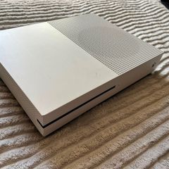 Xbox One S 1TB + 2 Games + Controller