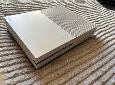 Xbox One S 1TB + 2 Games + Controller