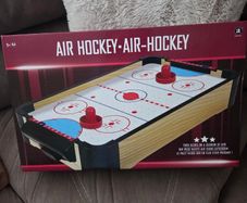 Air hockey table