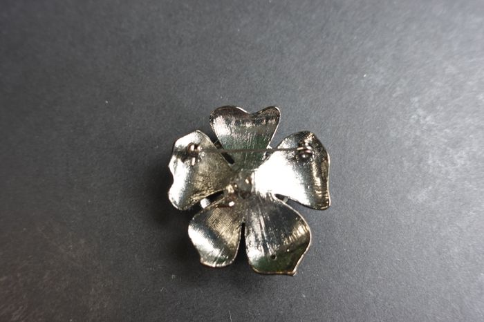 Flower-shaped Brooch with black and white crystals