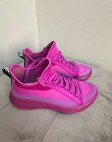 Ecco Kids trainer, newer worn. Size 31