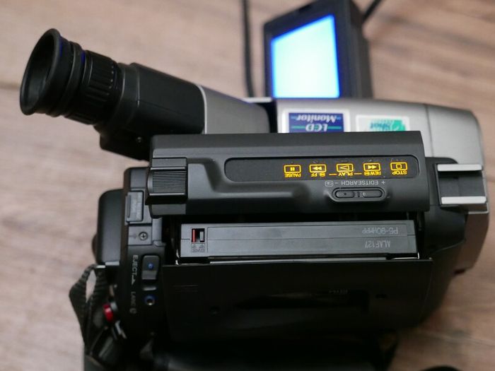 Sony Handycam CCD-TRV64E Hi8 Analogue Camcorder