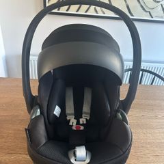 Cybex cloud T I-size in sepia black plus fabric.