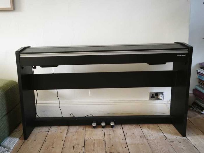 Roland F-140R Digital Piano