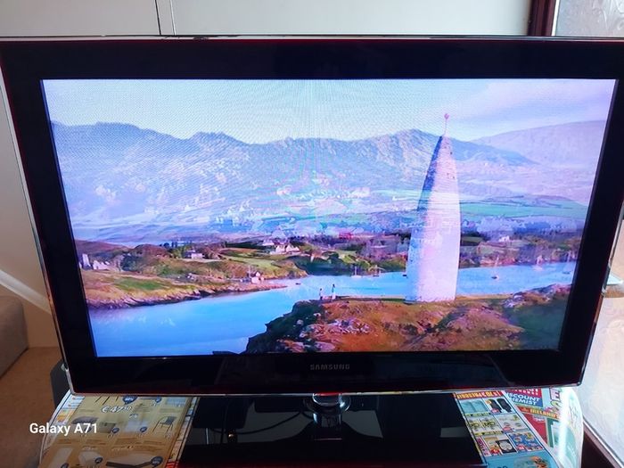 Samsung 32 inch TV, Model UE32B6000V, 4 HDMI, USB etc, Beautiful screen and picture, comes with Remote Control
