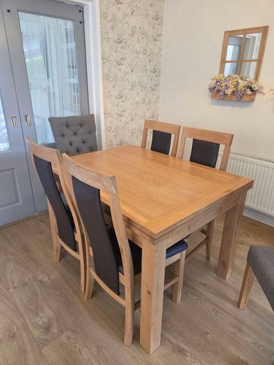 Extendable Dining table and chairs