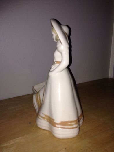 USA 954 Lady & Basket Figurine