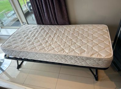 single bed/ guest bed