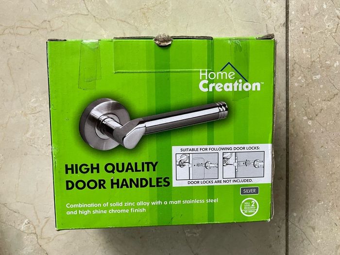 Door handles (x2)