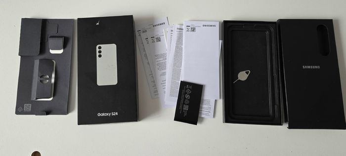 Samsung Galaxy S24 - Mint 10/10 - Full Premium Bundle (no Scratches)