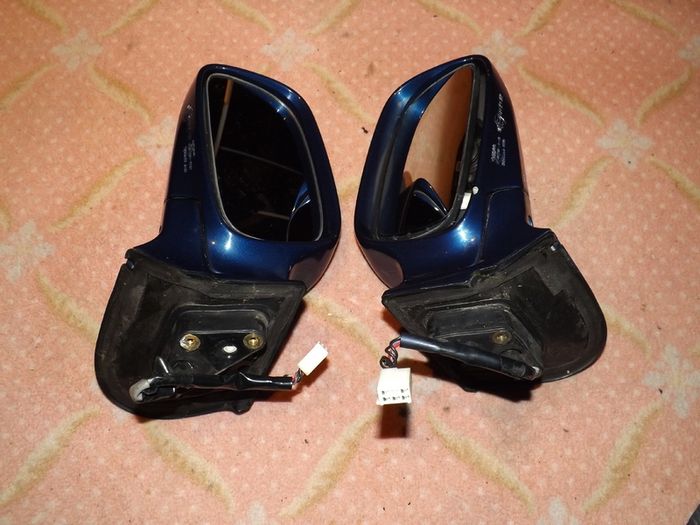 1 x Pair of Celica gen 7 electric mirrors/ Spectra Blue. (Non electric folding)