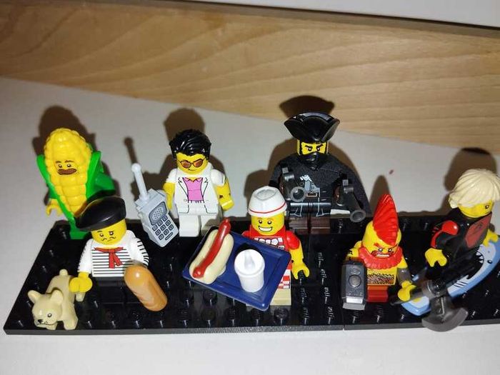 LEGO Collectible Minifigures Series 17 (71018)  Lot of 7