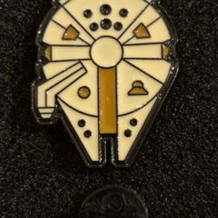 Star wars. Millennium falcon,  pin back badge.