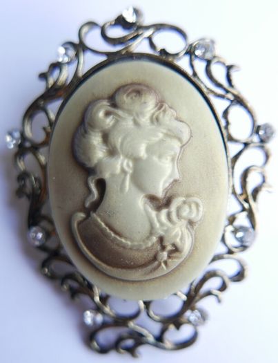 Vintage Cameo Brooch