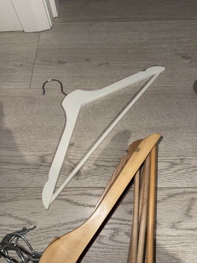 18 Clothes Hangers 15 Wooden + 3 Plastic