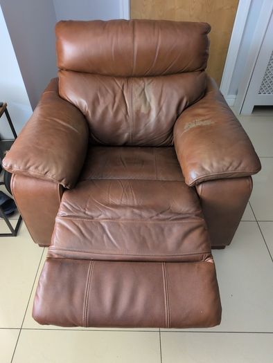 Brown Leather Reclining Chair. (Manual)